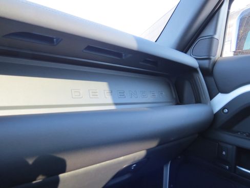 Used 2025 Land Rover Defender 110 X-Dynamic SE image 18