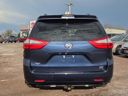 Certified 2019 Toyota Sienna XLE image 4