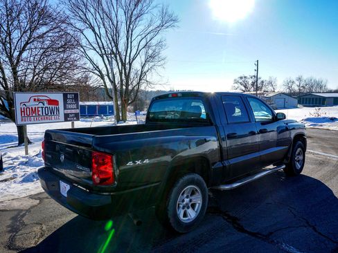 Used 2011 Dodge Dakota 4WD Crew Cab SXT image 3