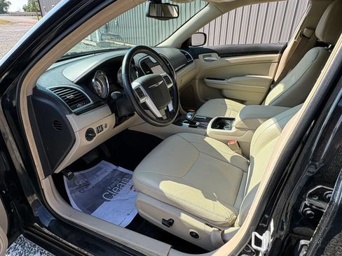Used 2014 Chrysler 300 RWD image 3