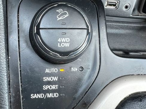 Used 2016 Jeep Cherokee 75th Anniversary AWD/4WD image 21