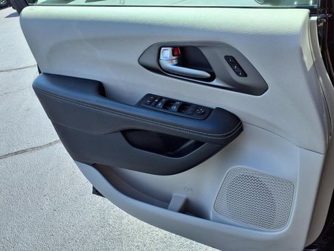 Used 2024 Chrysler Pacifica Touring-L FWD image 19