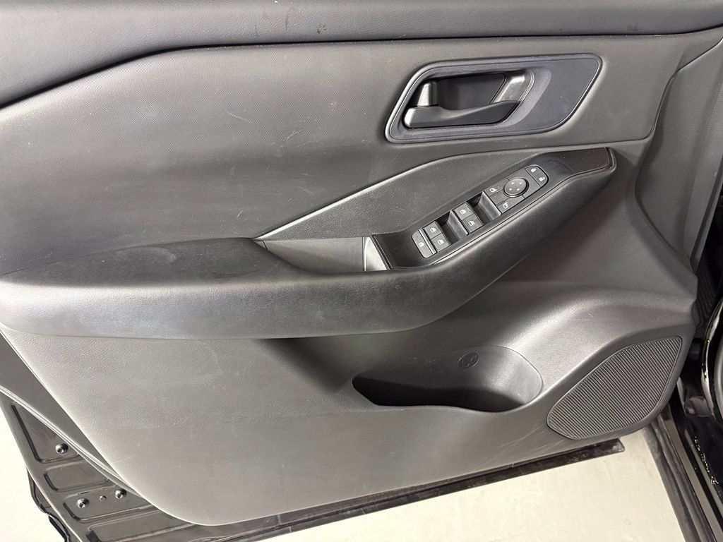Used 2024 Nissan Rogue S FWD image 14