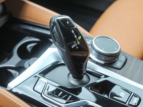 Used 2022 BMW 530e w/ Premium Package image 19