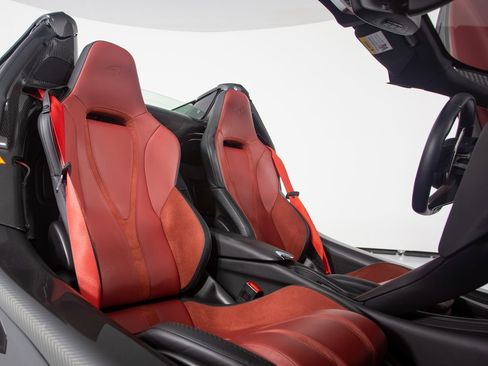 Used 2024 McLaren 750S Spider image 32