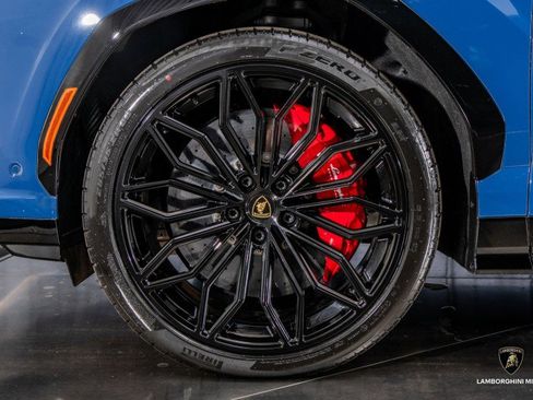 Used 2025 Lamborghini Urus SE image 18