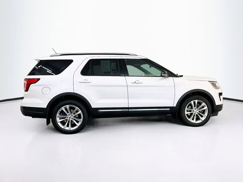 Used 2018 Ford Explorer XLT w/ Equipment Group 202A AWD/4WD image 10