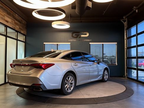 Used 2019 Toyota Avalon XLE w/ Moonroof Package image 3