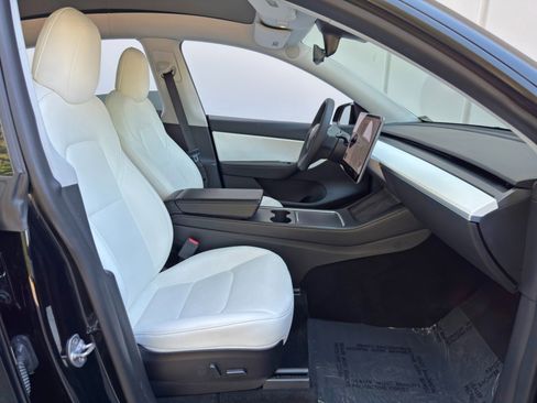 Used 2021 Tesla Model Y Long Range image 16