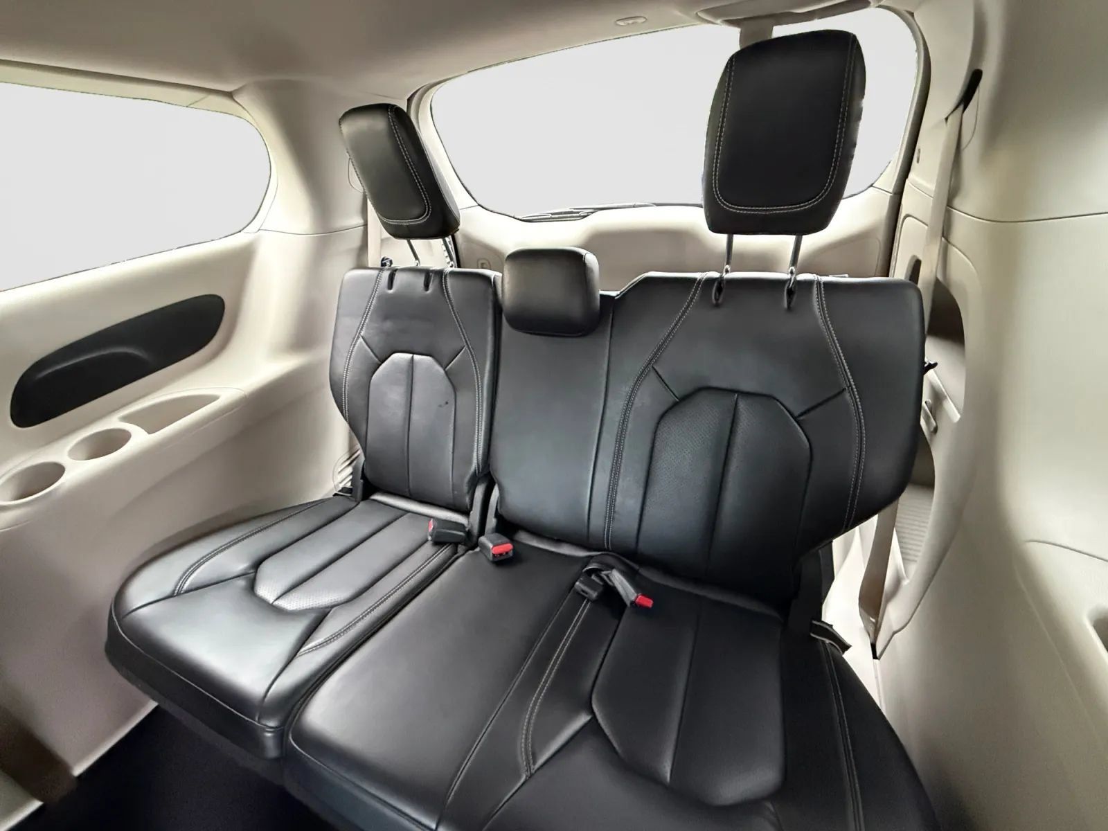 Used 2023 Chrysler Pacifica Touring-L FWD image 16