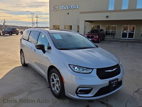 Used 2024 Chrysler Pacifica Limited image 1