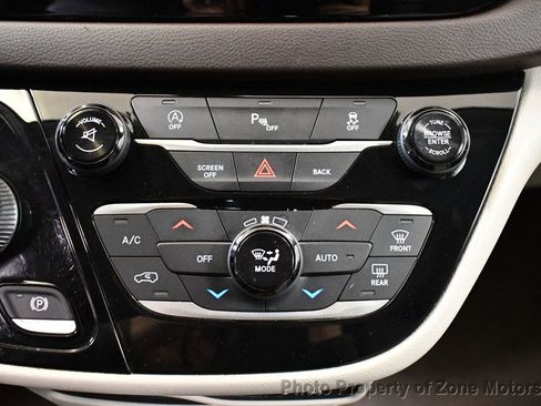 Used 2017 Chrysler Pacifica Touring-L image 42