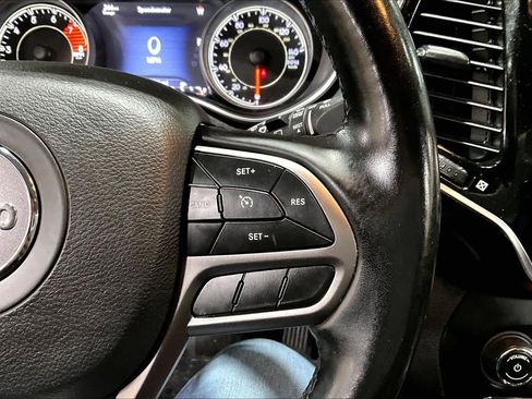 Used 2020 Jeep Cherokee Limited image 24