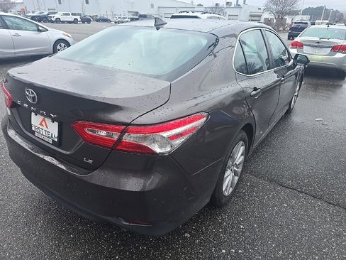 Used 2020 Toyota Camry LE image 5
