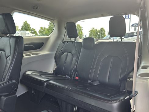 Used 2023 Chrysler Pacifica Touring-L FWD image 20