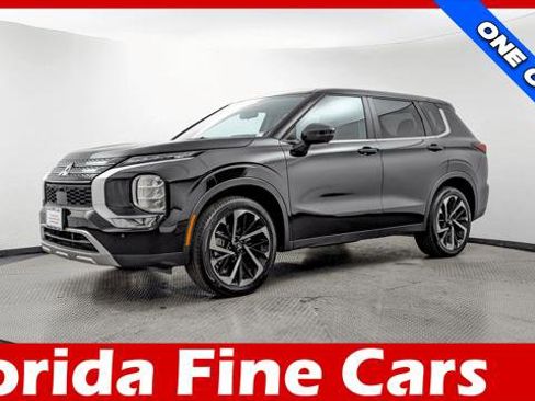 Used 2024 Mitsubishi Outlander SE image 1