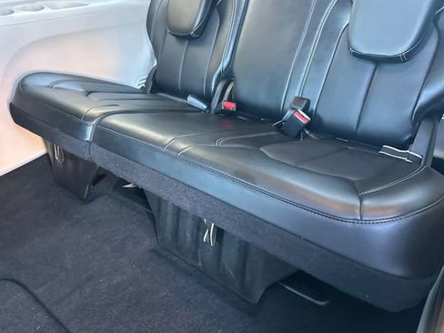 Used 2024 Chrysler Pacifica Touring-L image 17