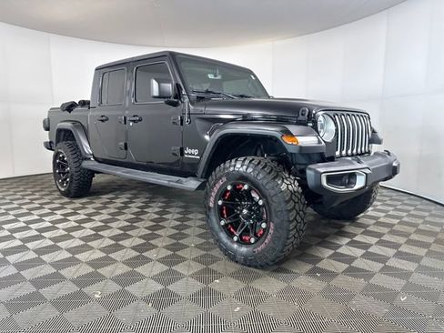 Used 2020 Jeep Gladiator Overland image 2