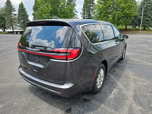 Used 2023 Chrysler Pacifica Touring-L FWD image 6
