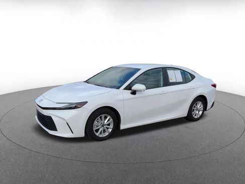 Used 2025 Toyota Camry LE image 7