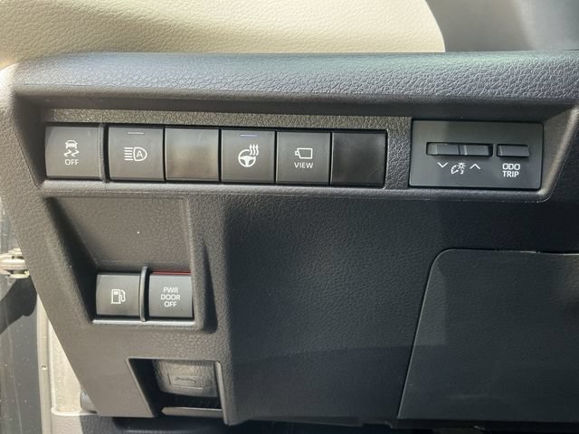 Used 2023 Toyota Sienna Platinum FWD image 26