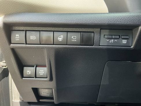 Used 2023 Toyota Sienna Platinum FWD image 26