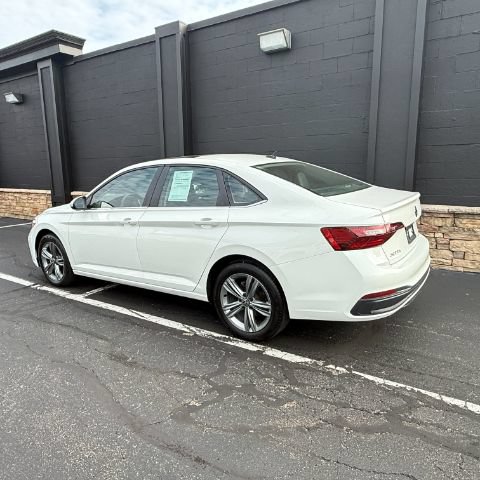 Used 2023 Volkswagen Jetta SE FWD image 4
