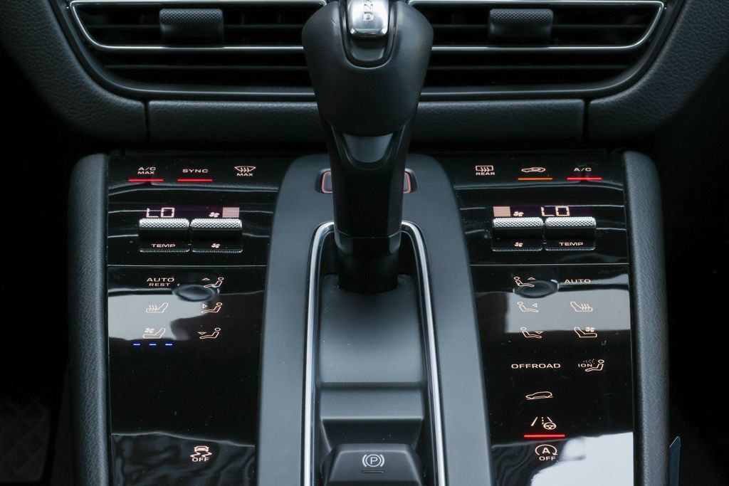 Certified 2026 Porsche Macan AWD/4WD image 45