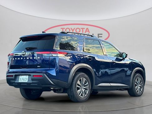 Used 2024 Nissan Pathfinder SV image 3