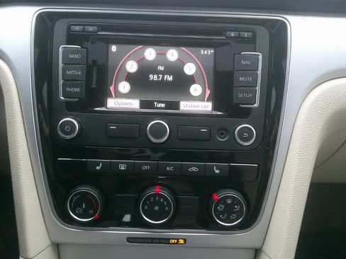 Used 2013 Volkswagen Passat TDI SE image 15