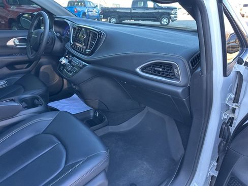 Used 2024 Chrysler Pacifica Touring-L w/ S Appearance Package image 51