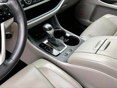 Used 2015 Toyota Highlander Limited FWD image 16