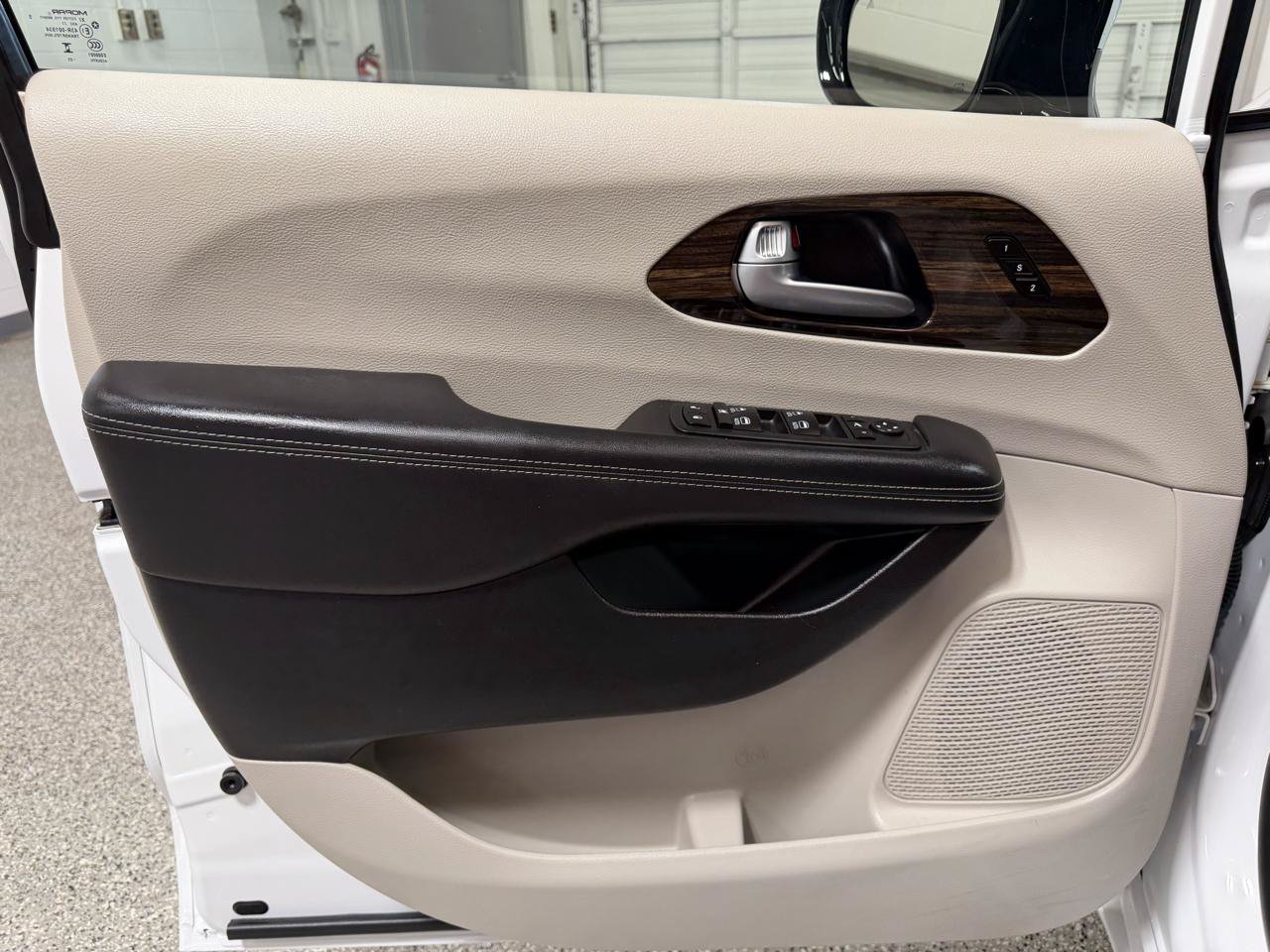 Used 2023 Chrysler Pacifica Limited FWD image 12