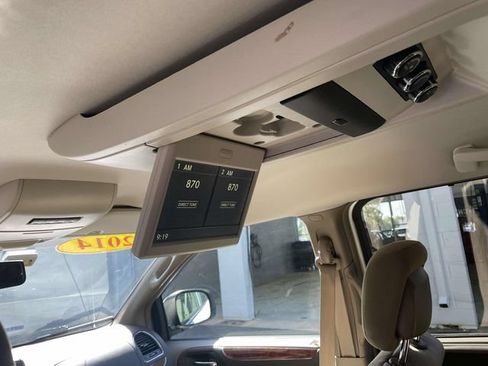Used 2014 Chrysler Town & Country Touring FWD image 13