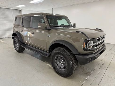 New 2025 Ford Bronco Outer Banks w/ Sasquatch Package image 3