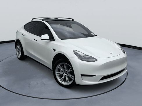 Used 2024 Tesla Model Y Long Range AWD/4WD image 3