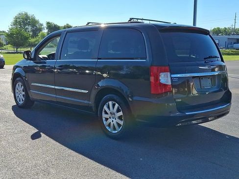 Used 2014 Chrysler Town & Country Touring FWD image 7