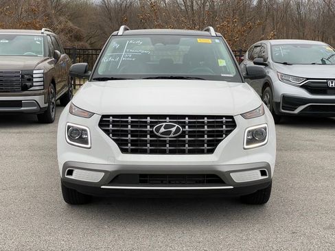 Used 2024 Hyundai Venue Limited image 2