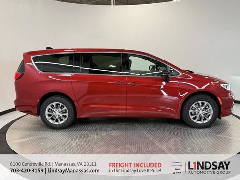 New 2026 Chrysler Pacifica Select image 3