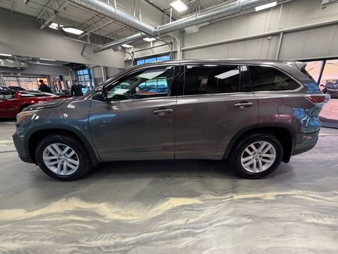 Used 2015 Toyota Highlander LE AWD/4WD image 33
