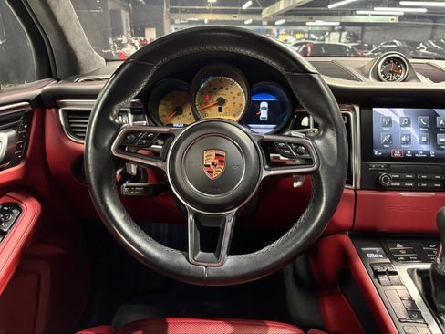 Used 2017 Porsche Macan Turbo image 14