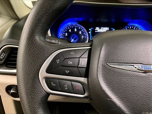 Used 2017 Chrysler Pacifica LX FWD image 17