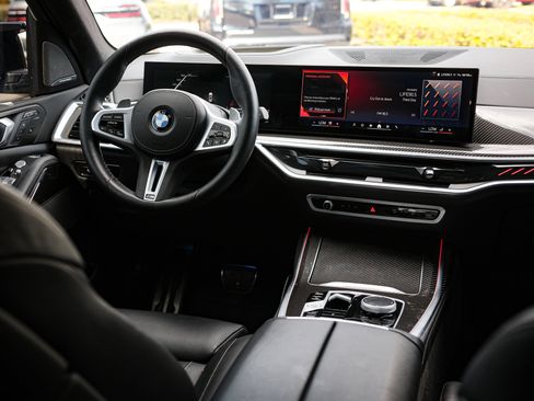 Used 2025 BMW X7 M60i w/ Climate Comfort Package image 26