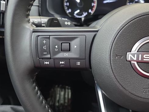 Used 2025 Nissan Pathfinder SV AWD/4WD image 16
