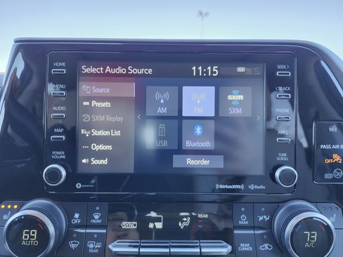 Used 2022 Toyota Highlander XLE image 7