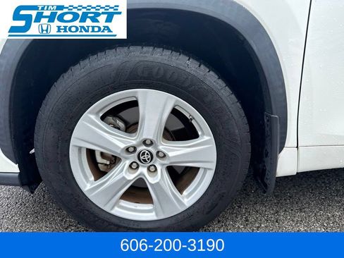 Used 2021 Toyota Highlander LE AWD/4WD image 11
