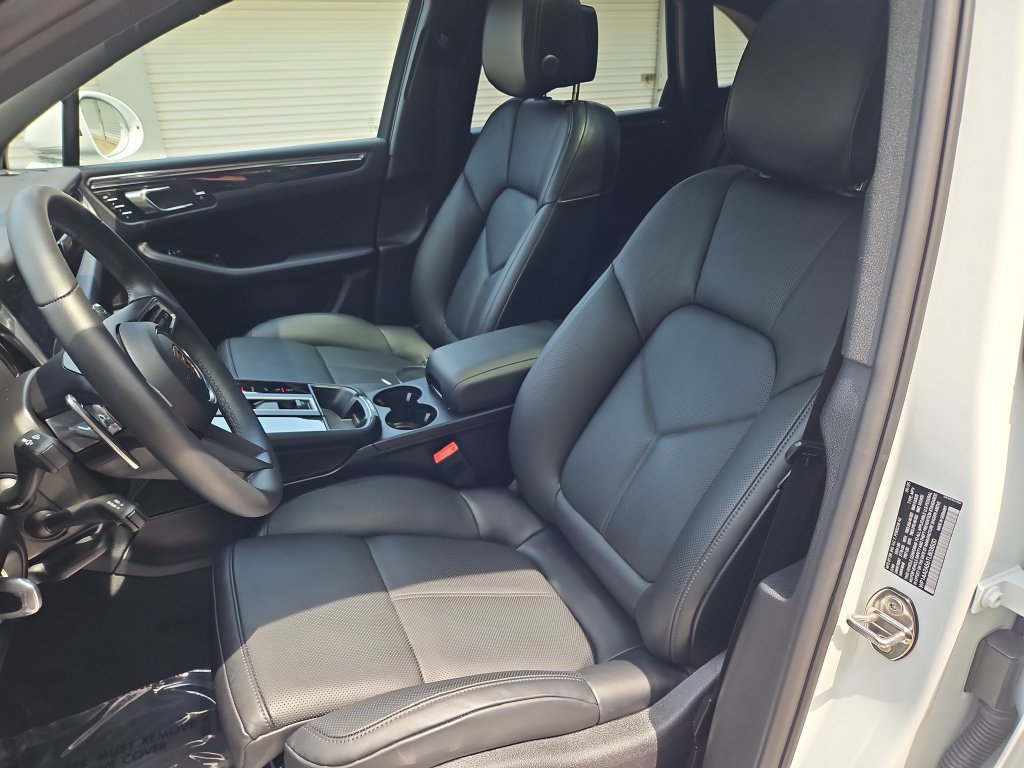 Certified 2026 Porsche Macan AWD/4WD image 5