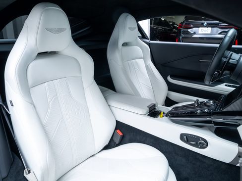 Used 2025 Aston Martin V8 Vantage Coupe RWD image 23