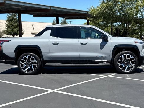 Used 2025 Chevrolet Silverado EV RST AWD/4WD image 8