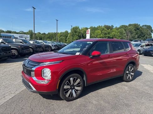 Used 2025 Mitsubishi Outlander SE FWD image 3